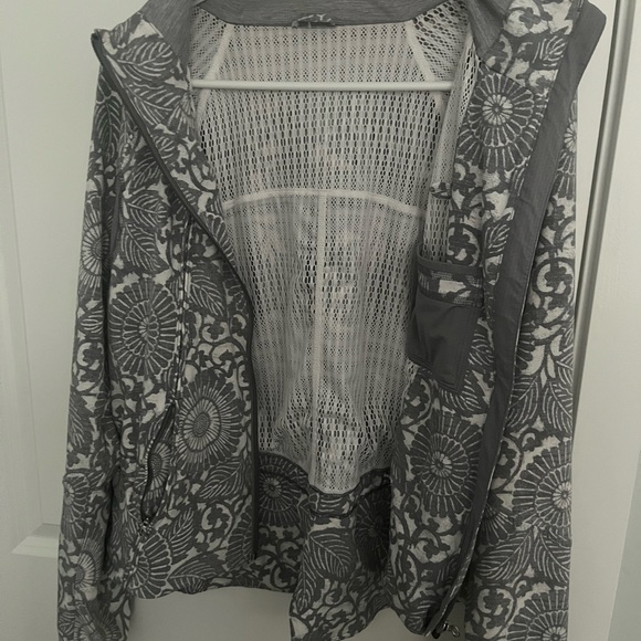 Lululemon women’s Printed Travel to Track Jacket Size 8 - Picture 3 of 4